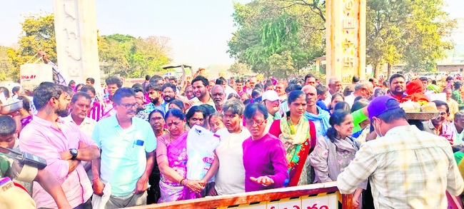 మేడారంలో భక్త జనసందడి2