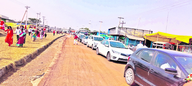 మేడారంలో భక్త జనసందడి2