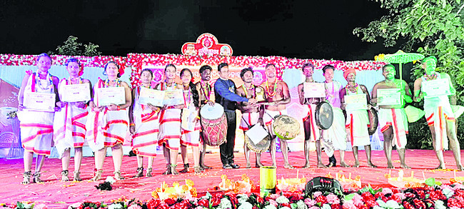 కళాకారులను ప్రోత్సహించాలి1