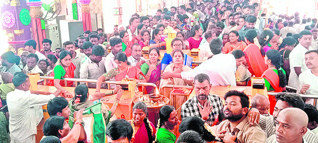 చంద్రబాబు ప్రభుత్వం  రైతులను విస్మరించింది 
1