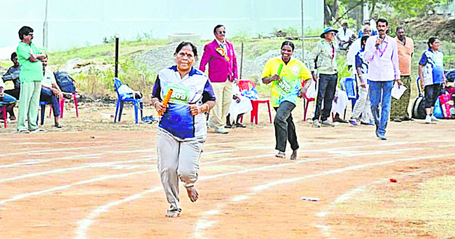 అథ్లెటిక్స్‌ ఓవరాల్‌ చాంపియన్‌ నెల్లూరు 2