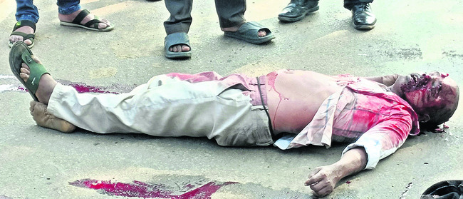 స్కూటీని ఢీకొట్టిన భారీ లారీ1