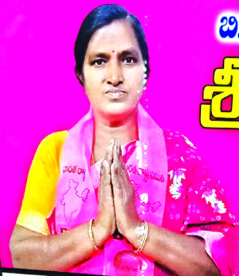 తొలిసారి ఓటు వేసిన అక్కాచెల్లెళ్లు4