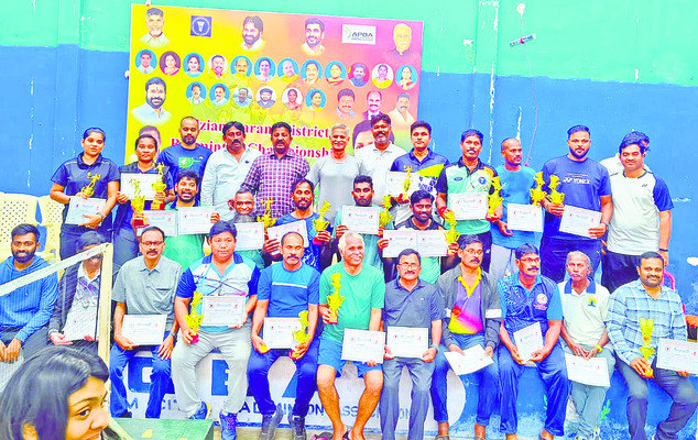 ఉత్సాహంగా వెటరన్స్‌ బ్యాడ్మింటన్‌ పోటీలు2