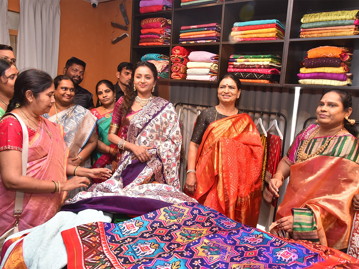 Anchor Suma Creates a buzz in Banjara Hills1