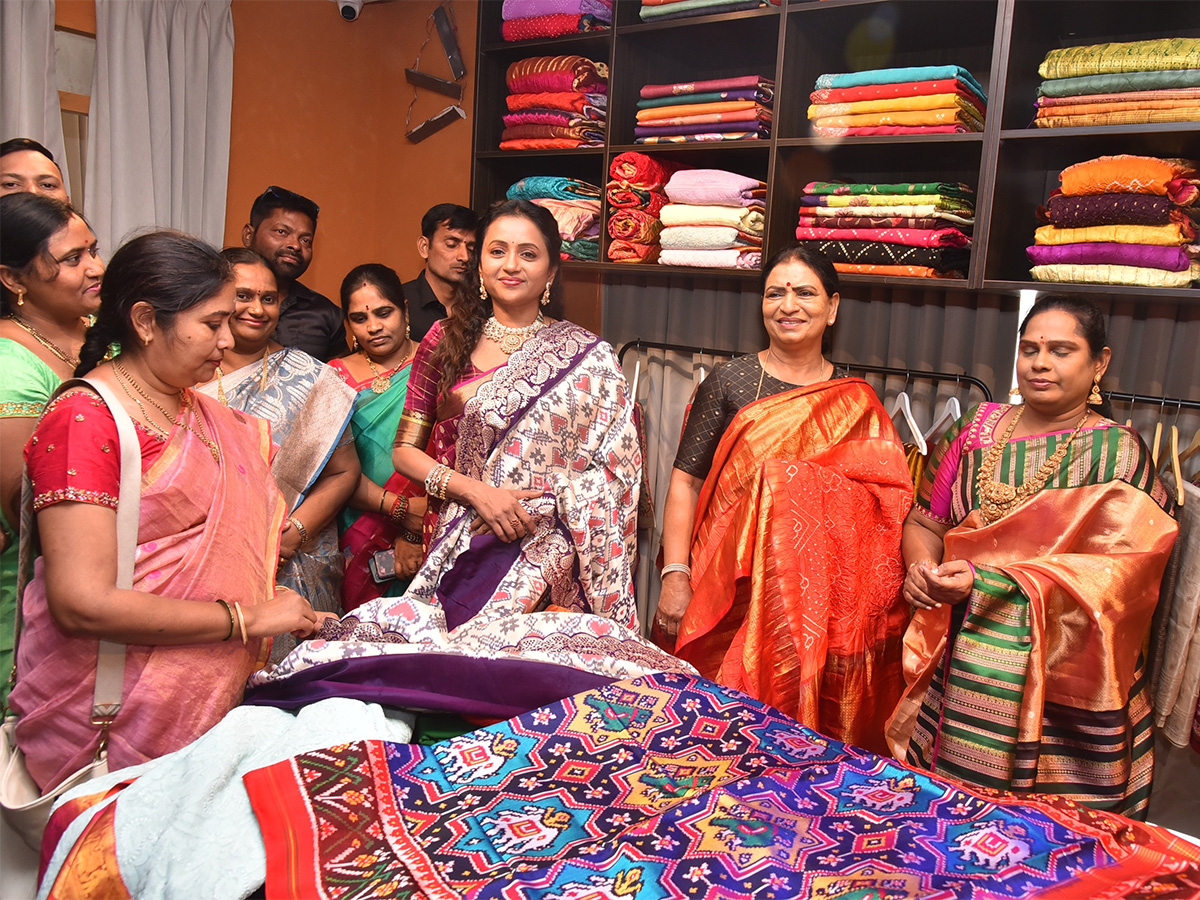 Anchor Suma Creates a buzz in Banjara Hills2