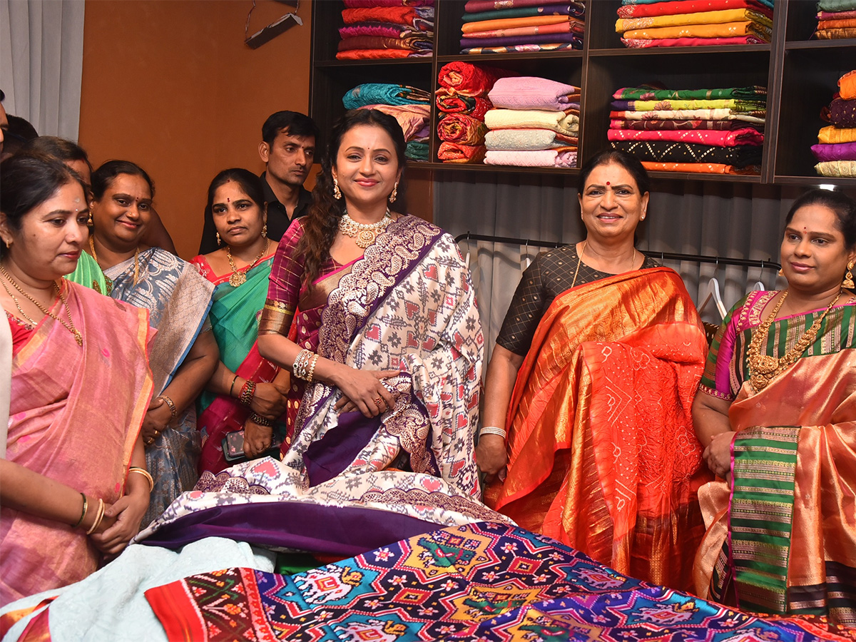 Anchor Suma Creates a buzz in Banjara Hills3