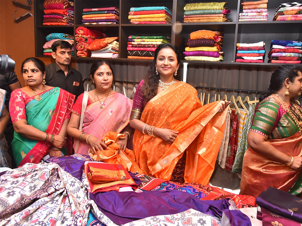 Anchor Suma Creates a buzz in Banjara Hills4