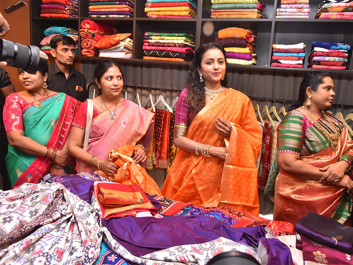 Anchor Suma Creates a buzz in Banjara Hills5