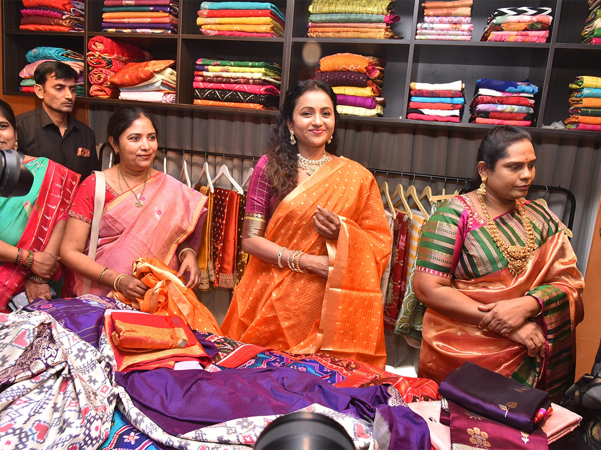 Anchor Suma Creates a buzz in Banjara Hills6