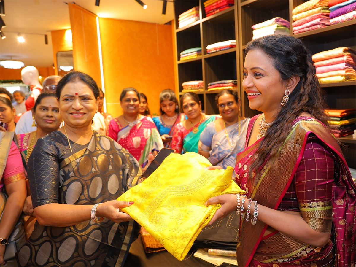 Anchor Suma Creates a buzz in Banjara Hills7