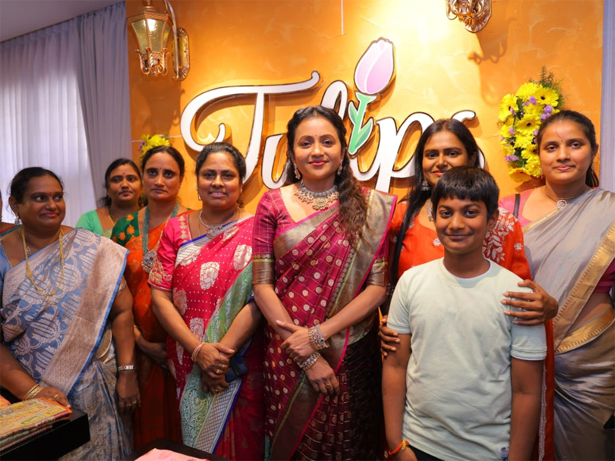 Anchor Suma Creates a buzz in Banjara Hills8