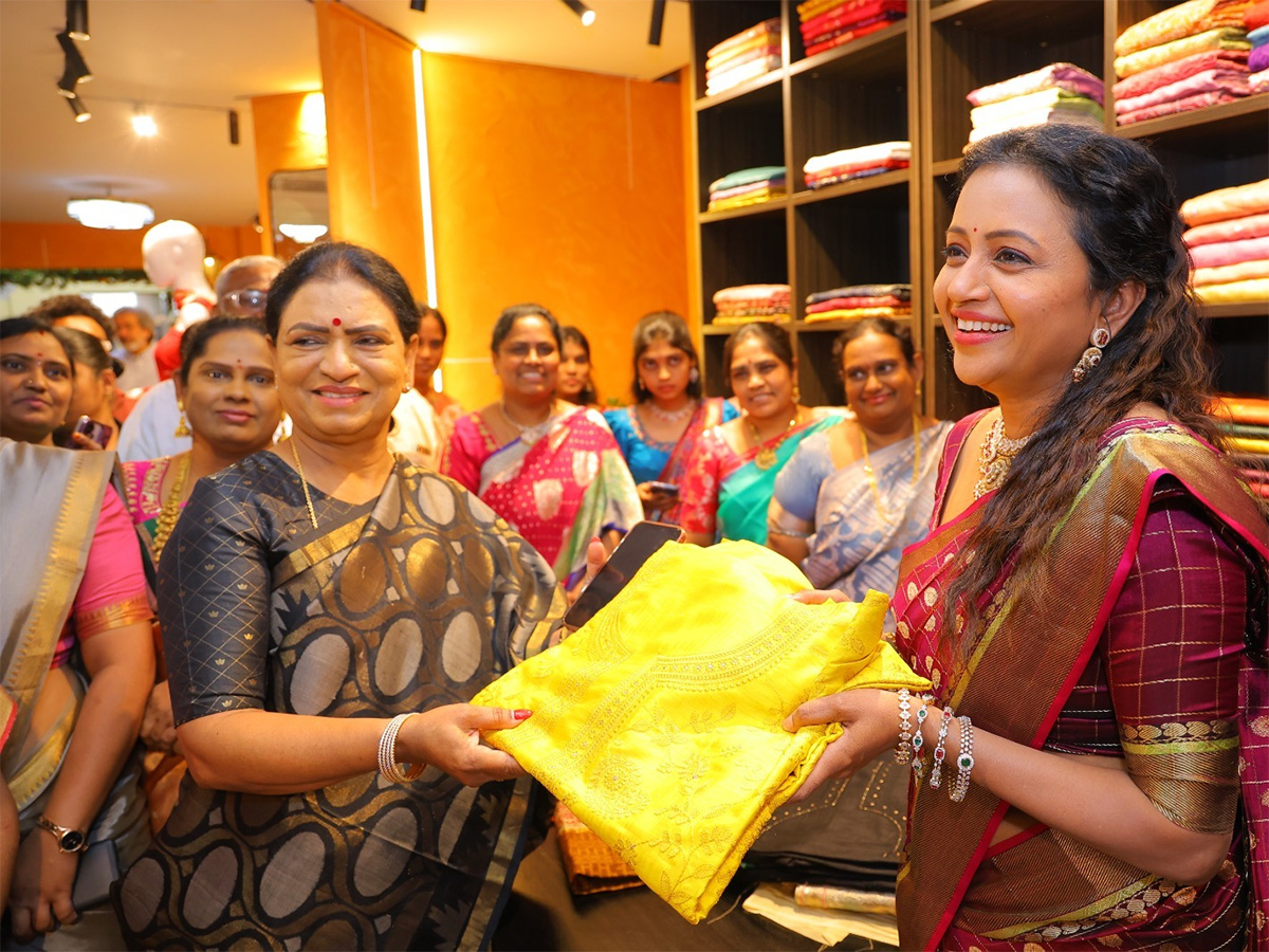 Anchor Suma Creates a buzz in Banjara Hills9