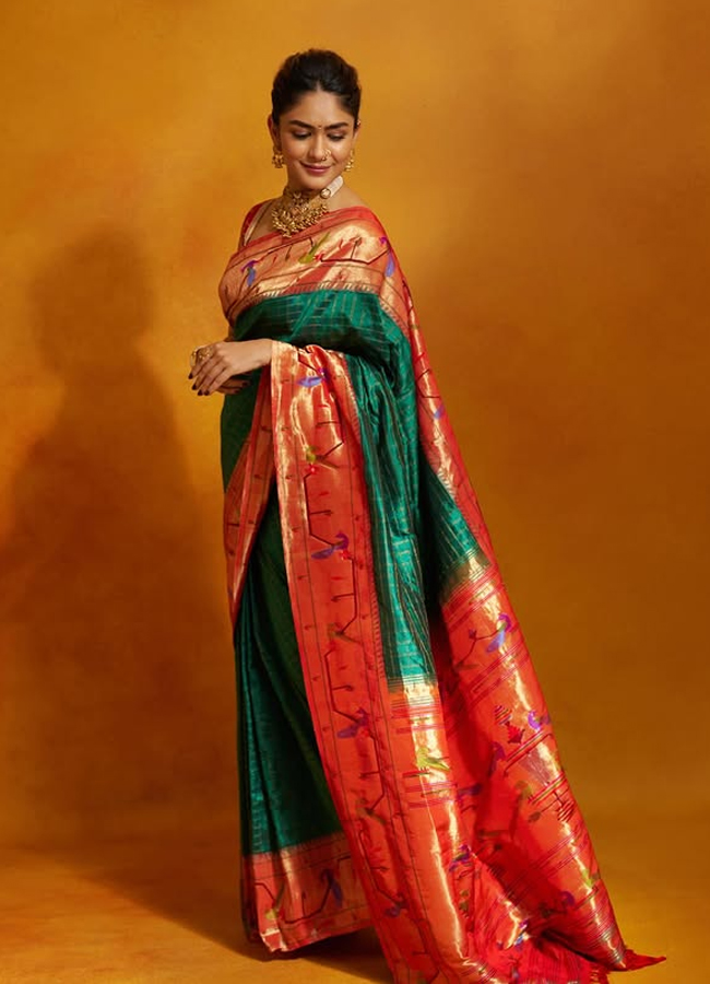 Mrunal Thakur in Marathi style looking elegant in a saree (Photos)2