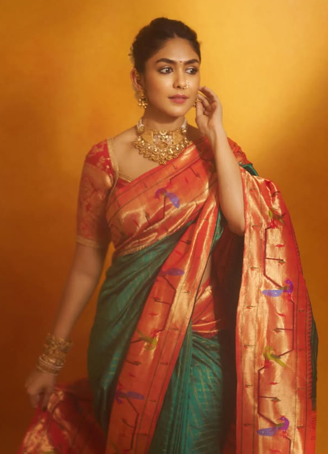 Mrunal Thakur in Marathi style looking elegant in a saree (Photos)11
