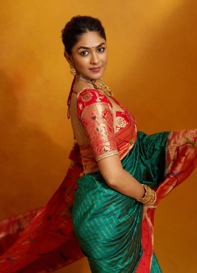 Mrunal Thakur in Marathi style looking elegant in a saree (Photos)3
