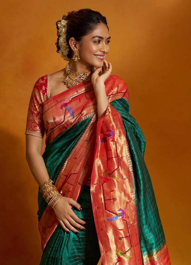 Mrunal Thakur in Marathi style looking elegant in a saree (Photos)5