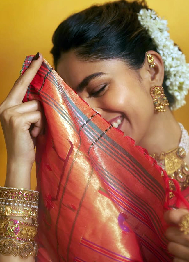 Mrunal Thakur in Marathi style looking elegant in a saree (Photos)6