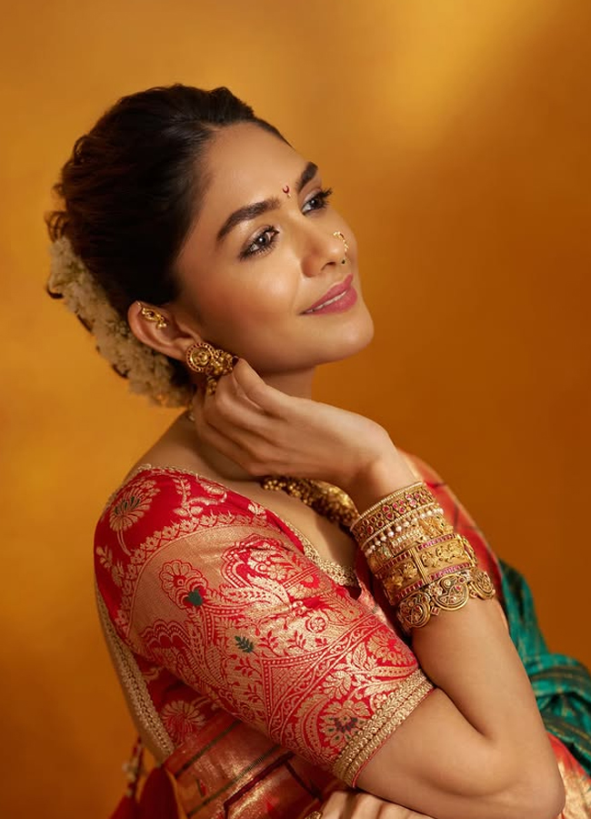 Mrunal Thakur in Marathi style looking elegant in a saree (Photos)8