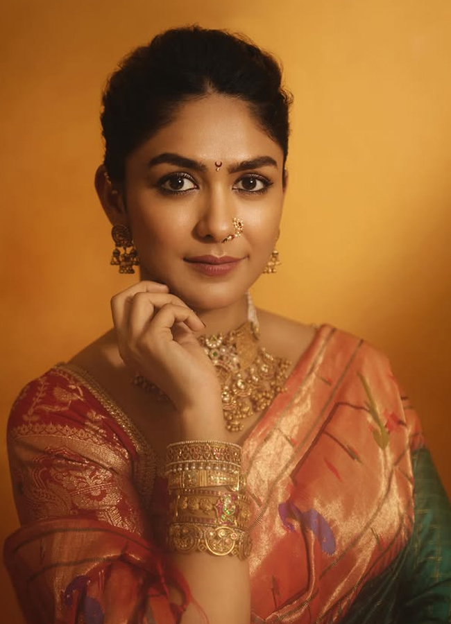 Mrunal Thakur in Marathi style looking elegant in a saree (Photos)10