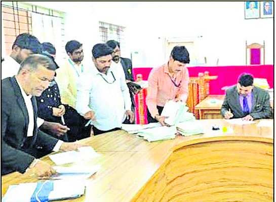 లారీలోని 40 బైక్‌ల దగ్ధం 3