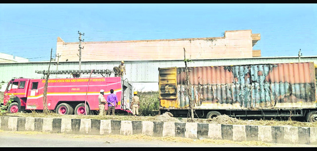 లారీలోని 40 బైక్‌ల దగ్ధం 4