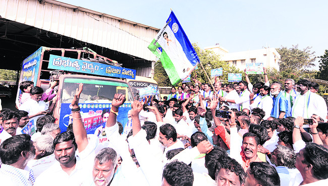 లక్షలాది పాదాలు కదంతొక్కాయి.. వేల పిడికిళ్లు బిగించాయి.2