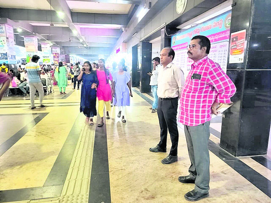 ఐదుగురు   గుమికూడితే చర్యలే1