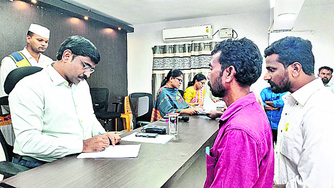 అర్జీలను సొంత సమస్యగా భావించాలి1