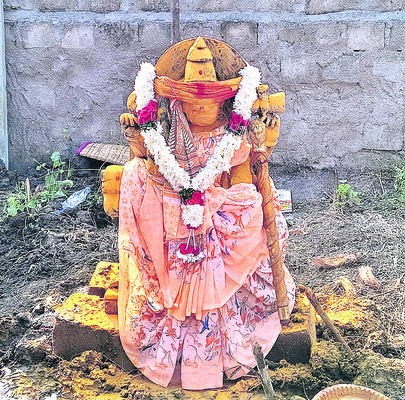 తవ్వకాల్లో బయటపడిన దుర్గాదేవి విగ్రహం1