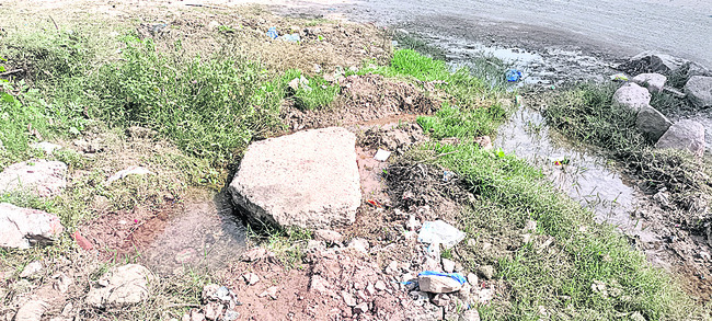 ● నగరంలో పైపులైన్ల లీకేజీలు ● ప్రజలకు అందని శుద్ధమైన నీ1