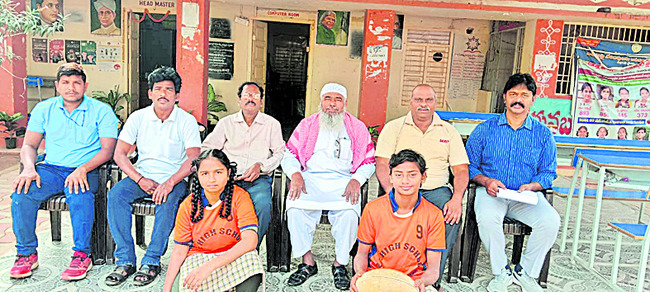 ఆదర్శ గ్రామాల్లో మౌలిక వసతులు కల్పించాలి 1