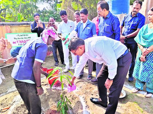 నార్కట్‌పల్లి డిపోను పరిశీలించిన ఎండీ2
