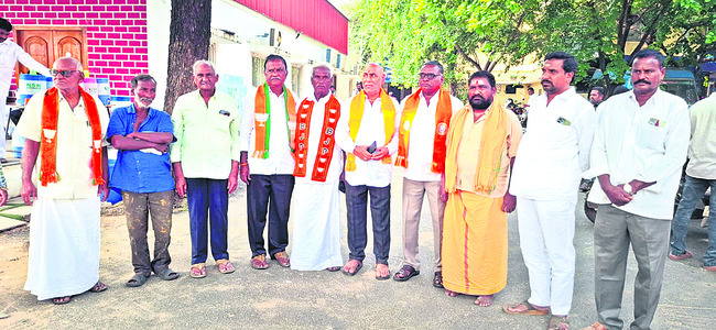 కాళ్లరిగేలా తిరిగినా.. వీడని నిర్లక్ష్యం1