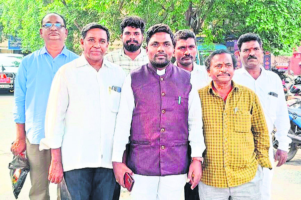 కాళ్లరిగేలా తిరిగినా.. వీడని నిర్లక్ష్యం2