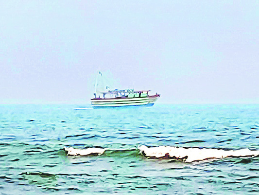 ఈతముక్కల తీరం సమీపంలో సోనా బోట్లు 1