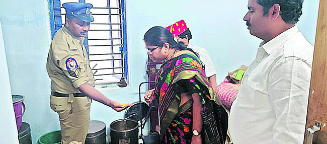 సబ్‌జైలు సందర్శన 1