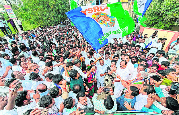 మెడికల్‌ కాలేజీల ప్రైవేటీకరణ వద్దని నినాదాలు 
2