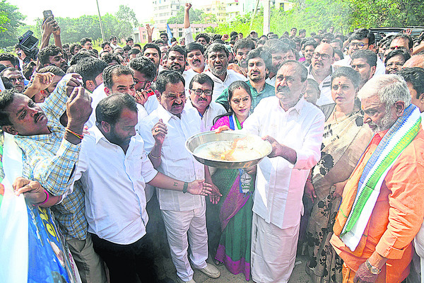 మెడికల్‌ కాలేజీల ప్రైవేటీకరణ వద్దని నినాదాలు 
1