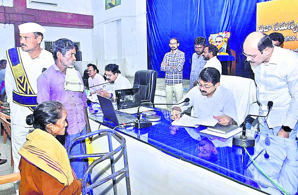 వినతుల పరిష్కారంలో ఆలస్యం తగదు1