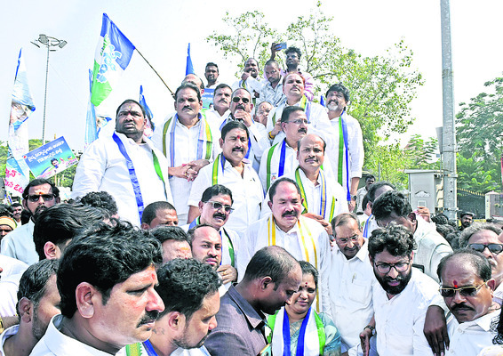 సంతకంతో నిరసన  
3