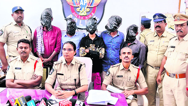 అంగన్‌వాడీ టీచర్లకు సెల్‌ఫోన్లు 1