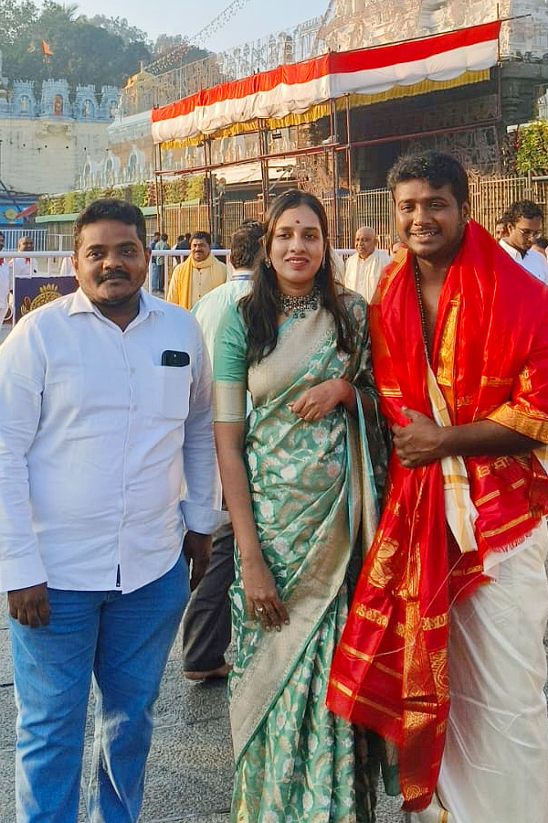Singer Rahul Sipligunj Visits Tirumala with Wife Harinya Reddy Photos2