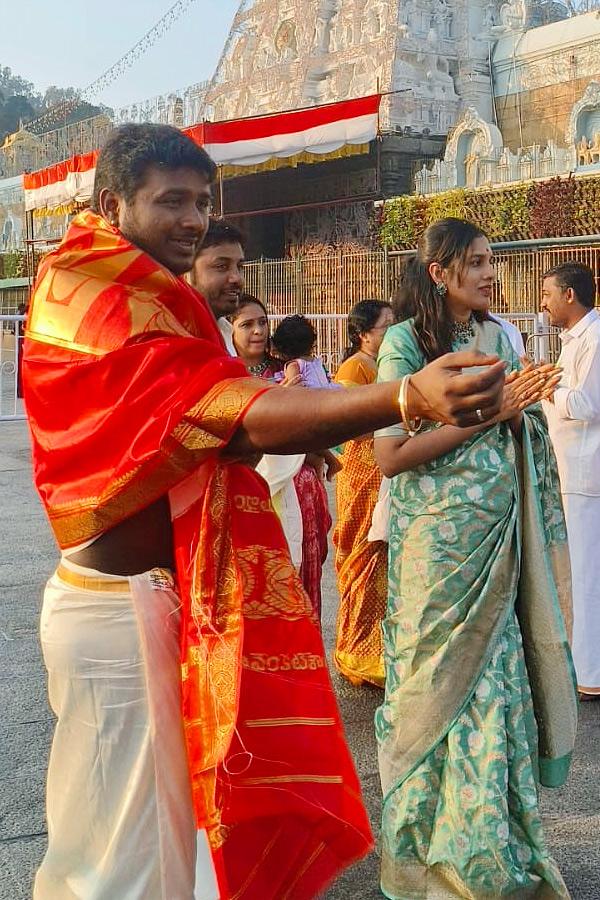 Singer Rahul Sipligunj Visits Tirumala with Wife Harinya Reddy Photos3