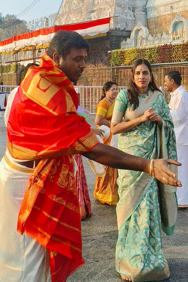 Singer Rahul Sipligunj Visits Tirumala with Wife Harinya Reddy Photos4