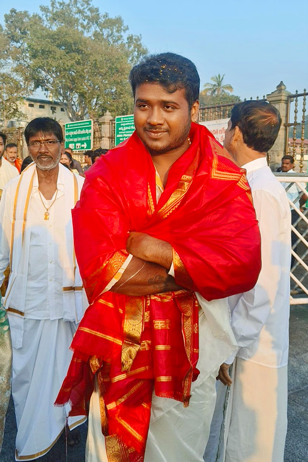 Singer Rahul Sipligunj Visits Tirumala with Wife Harinya Reddy Photos5