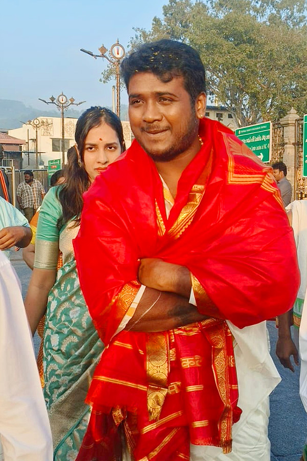 Singer Rahul Sipligunj Visits Tirumala with Wife Harinya Reddy Photos6