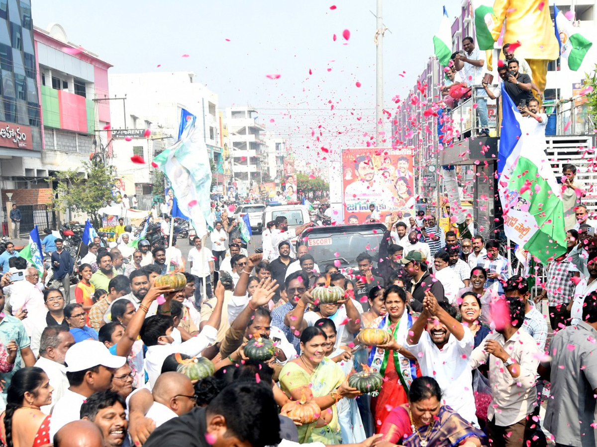 YS Jagan Visit Bhavanipuram 42 Flat Victims At Vijayawada Photos2