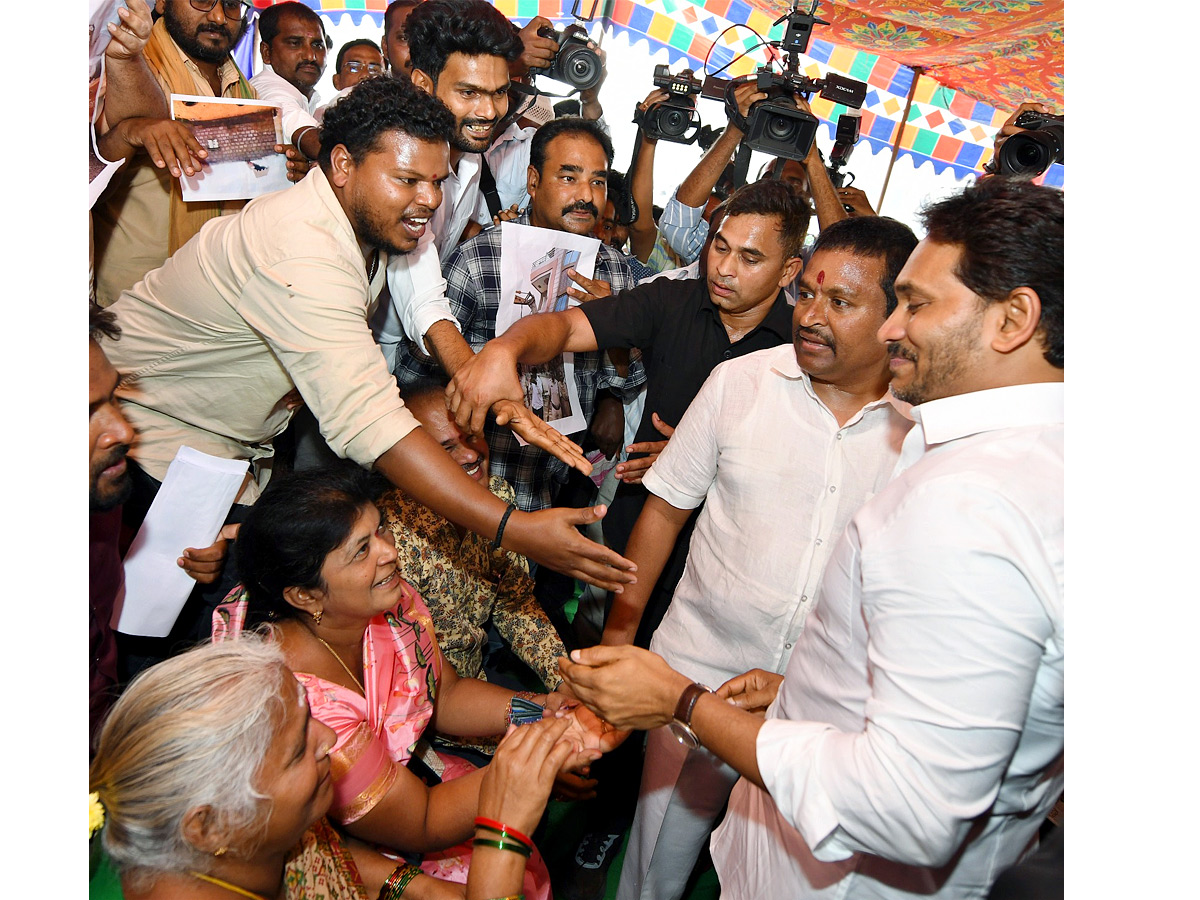 YS Jagan Visit Bhavanipuram 42 Flat Victims At Vijayawada Photos16