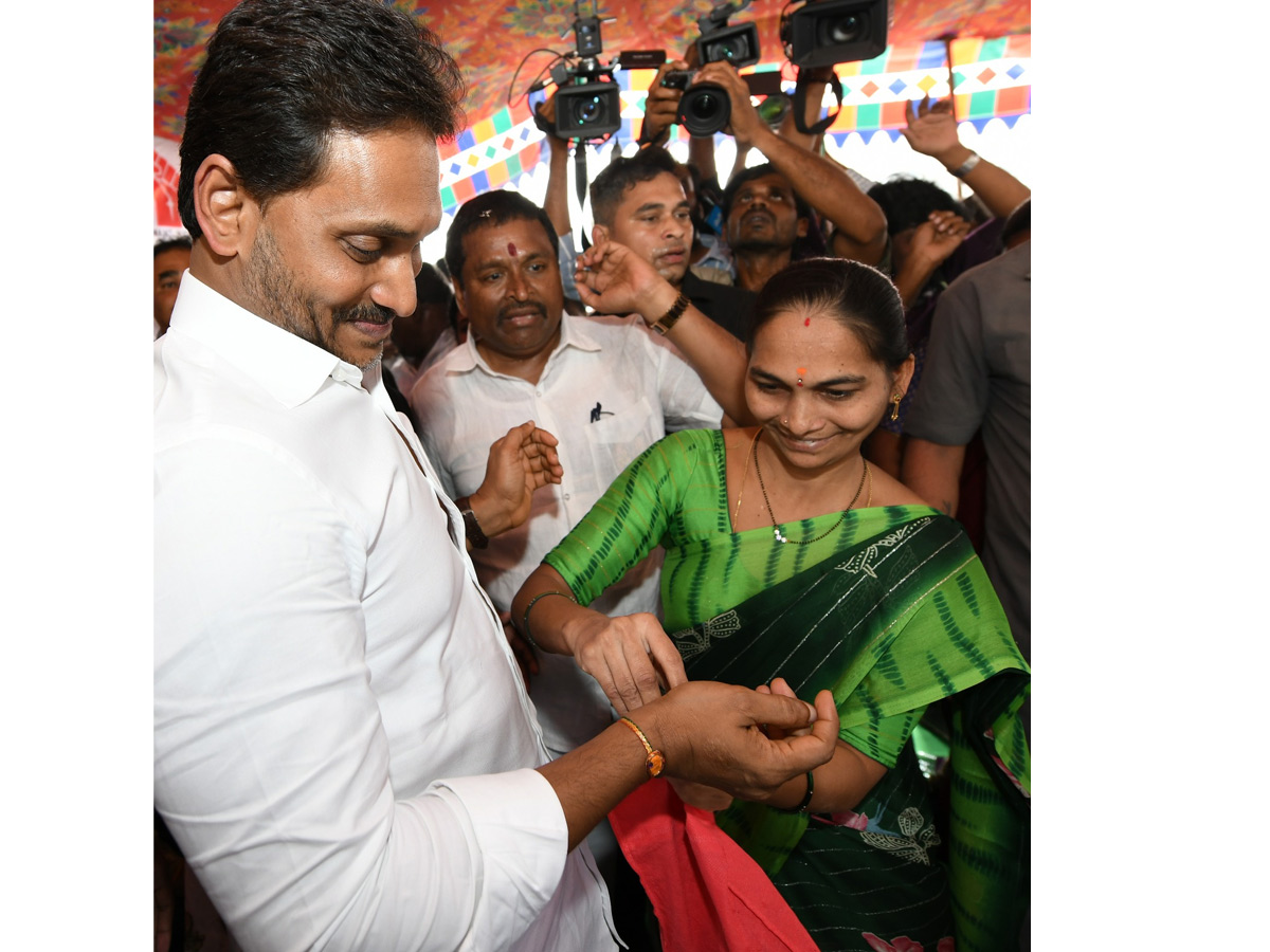YS Jagan Visit Bhavanipuram 42 Flat Victims At Vijayawada Photos17